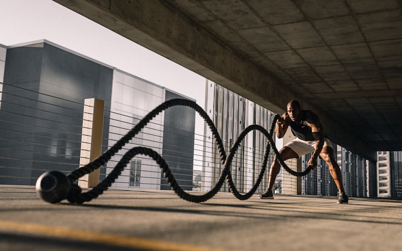 分析师正在使用多屏电脑研究足球比赛数据和图表